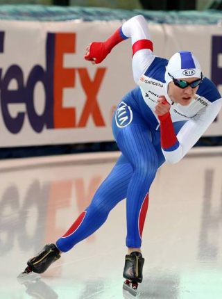 Данила Семериков - победитель этапа Кубка России по конькобежному спорту.